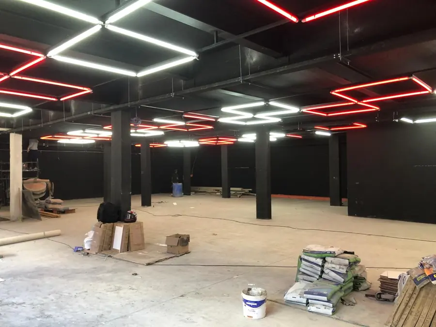 Iluminação do salão instalada durante a obra